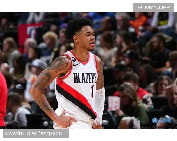 爱德华兹表现平平22投10中贡献28分三分与罚球命中率均不理想